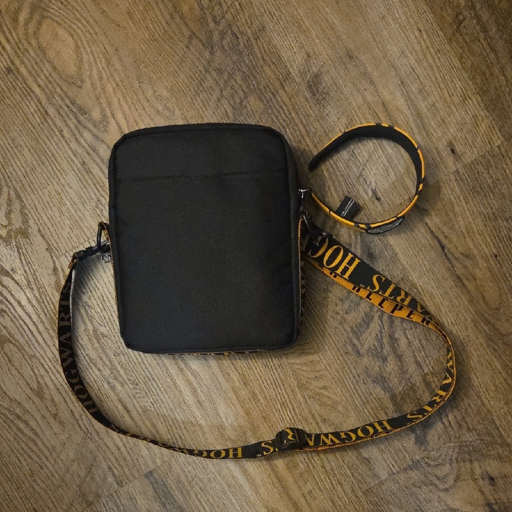 Hogwarts Hufflepuff Bag And Headband - Picture 4 of 7